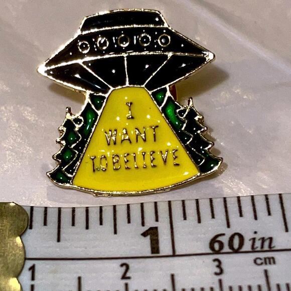 I Want to Believe Xfiles Aliens Pin Brooch - Picture 1 of 1